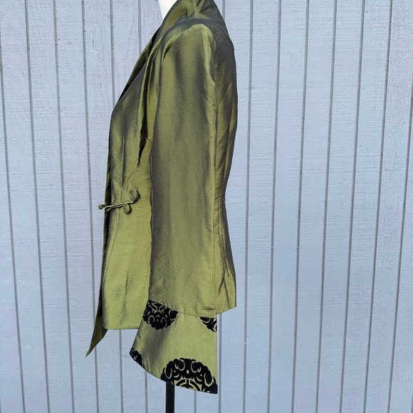 Gorgeous Green Silk Bouse - Picture 6 of 11